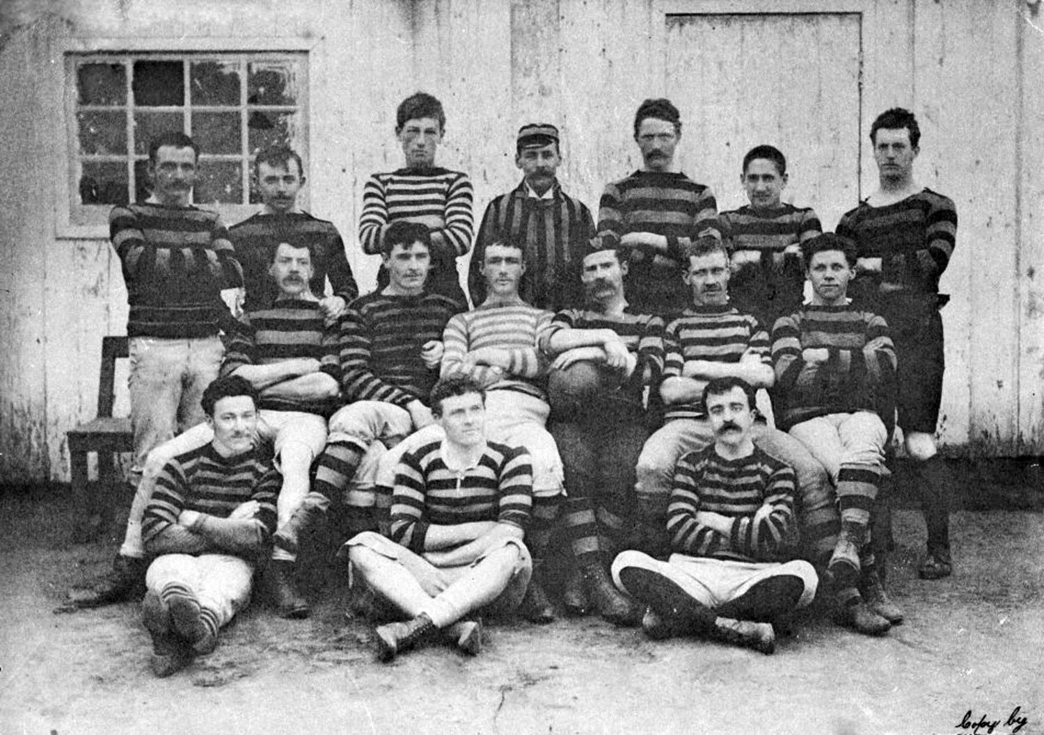 Se dice que en Argentina se juega al rugby desde 1873. Aquí, el equipo de Rosario AC, en 1884.