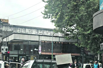 Peligrosa actitud de un taxista en Salta esquina Mendoza