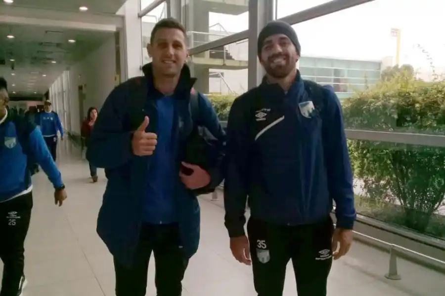 RUMBO AL BUS. La fila de jugadores, encabezada por Favio Álvarez. LA GACETA/FOTO DE MARIANA APUD