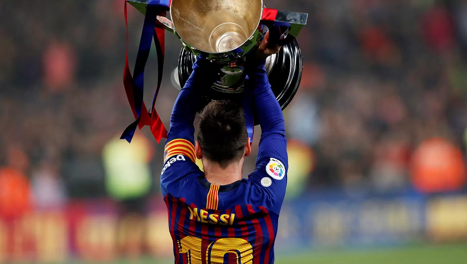 El capitán Lionel Messi con el trofeo del campeón. (REUTERS)