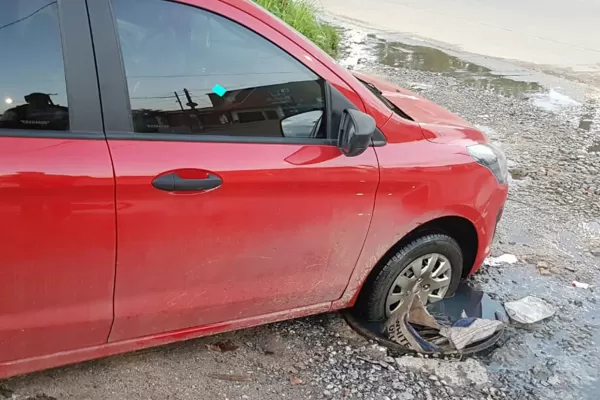 Un auto quedó atrapado al pasar por encima de una boca de cloaca sin tapa