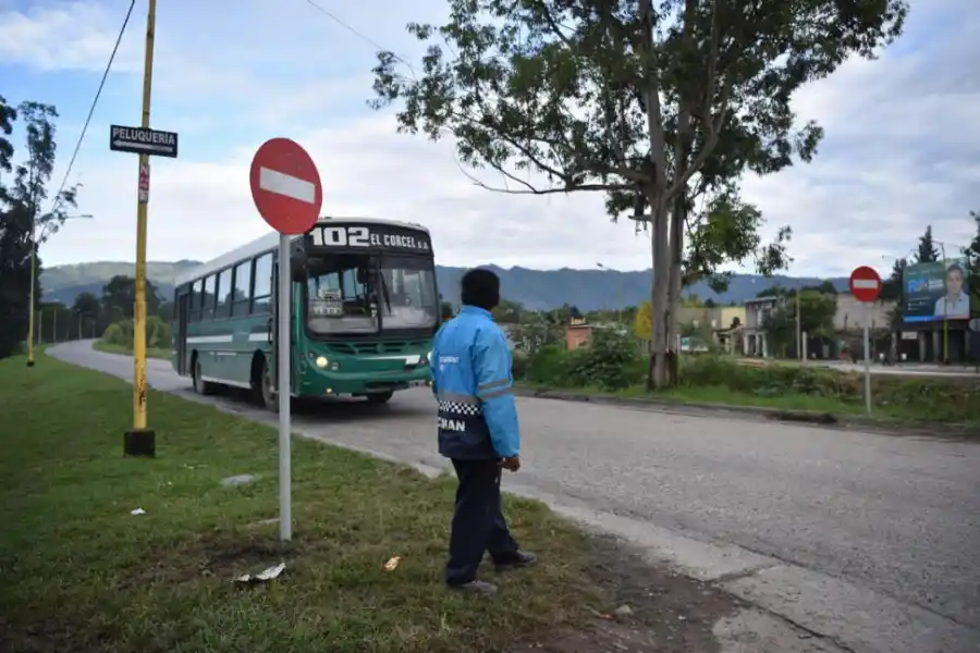 CONTRAMANO. Establecieron manos únicas en los dos carriles del camino entre Yerba Buena y El Manantial. LA GACETA / FOTO DE INÉS QUINTEROS ORIO.-
