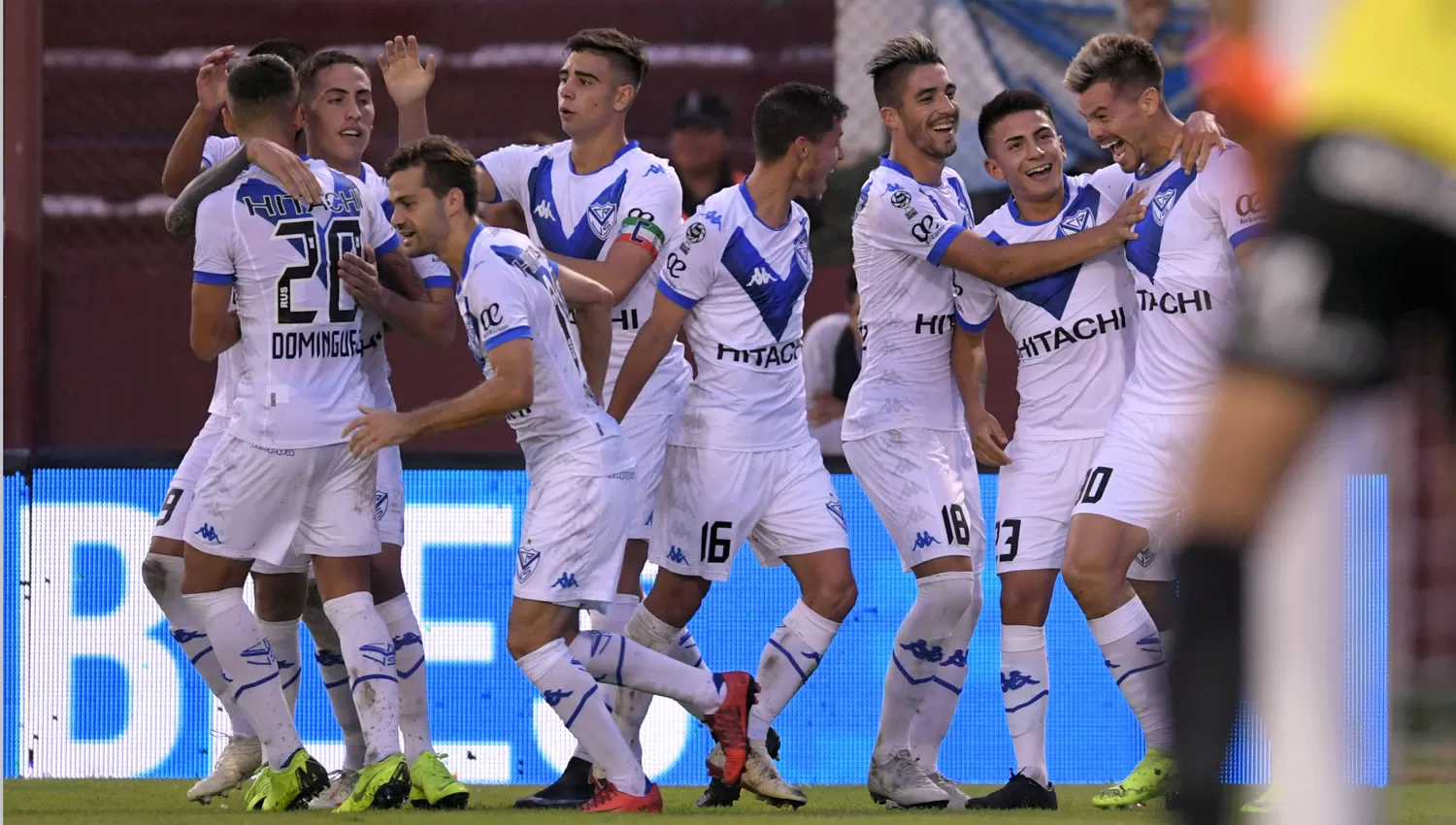 TRIUNFAZO. Los jugadores de Vélez celebran la apertura del marcador en La Fortaleza.