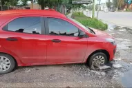 Un auto cayó en una boca de registro abierta