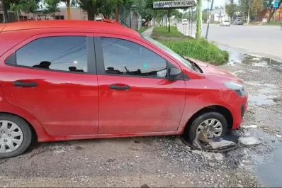 Un auto cayó en una boca de registro abierta