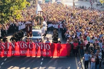 Multitudinaria procesión por el día de la Divina Misericordia