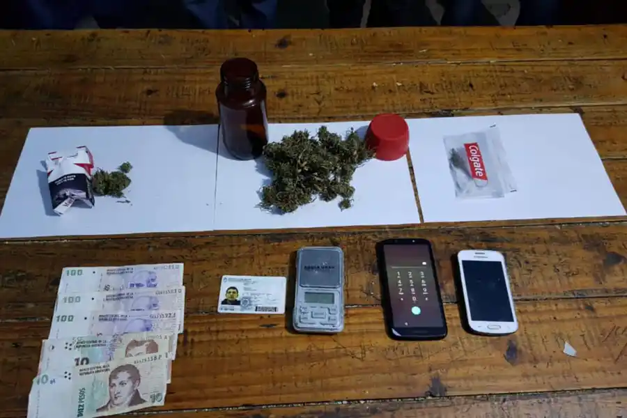 Droga, dinero, celulares y más: la policía incautó de todo durante el fin de semana