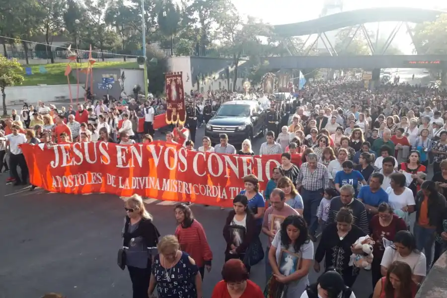 Multitudinaria procesión por el día de la Divina Misericordia