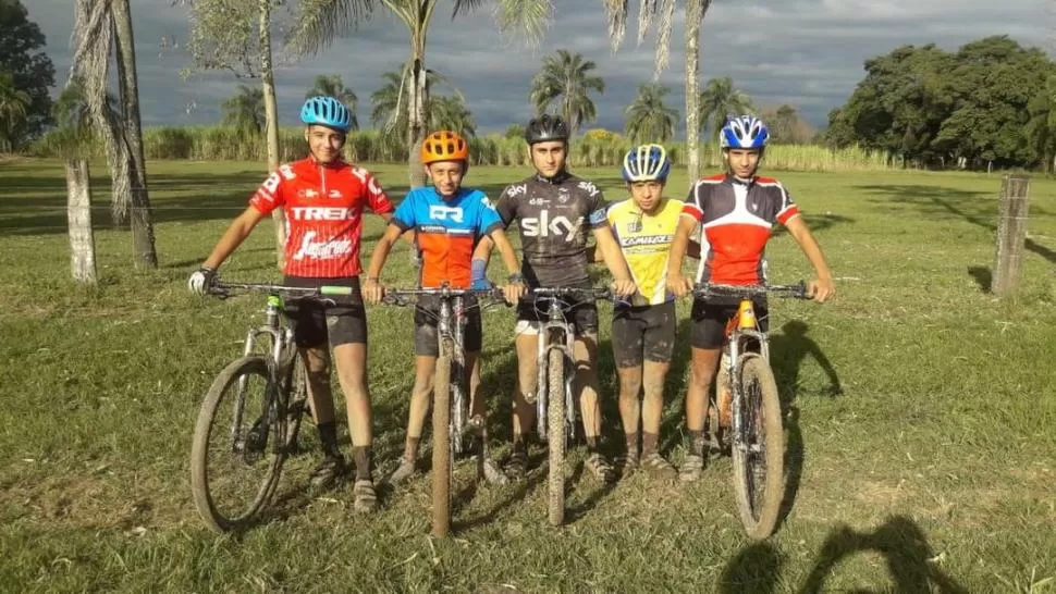 PREPARADOS. Ignacio Luna, Ángel Santiago Vázquez, Francisco Mamana, Lucas Aguilar y Facundo Romero recorrieron varias veces el circuito de Río Colorado, donde hoy se disputará la competencia. prensa mbtc