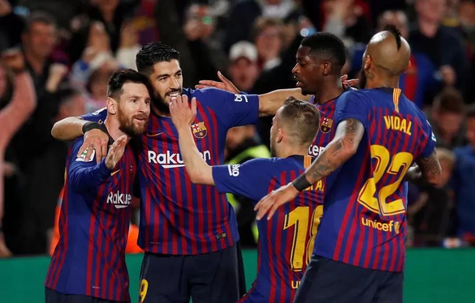 FESTEJO. Todos abrazan a Messi, que alcanzó su 10° título de la Liga de España, y registró un nuevo récord con Barcelona. reuters