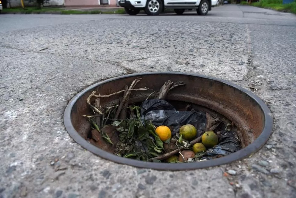 HUECO. En Italia al 1.100 una boca de registro quedó taponada por basura. la gaceta / foto de diego aráoz 