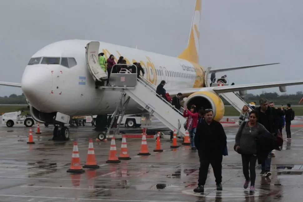 UNIENDO REGIONES. La compañía aérea Flybondi ya opera dos vuelos semanales que conectan Rosario con Tucumán, a un costo que va de $ 299 hasta $ 1.700 por tramo, según la anticipación con la que se compre el pasaje. 