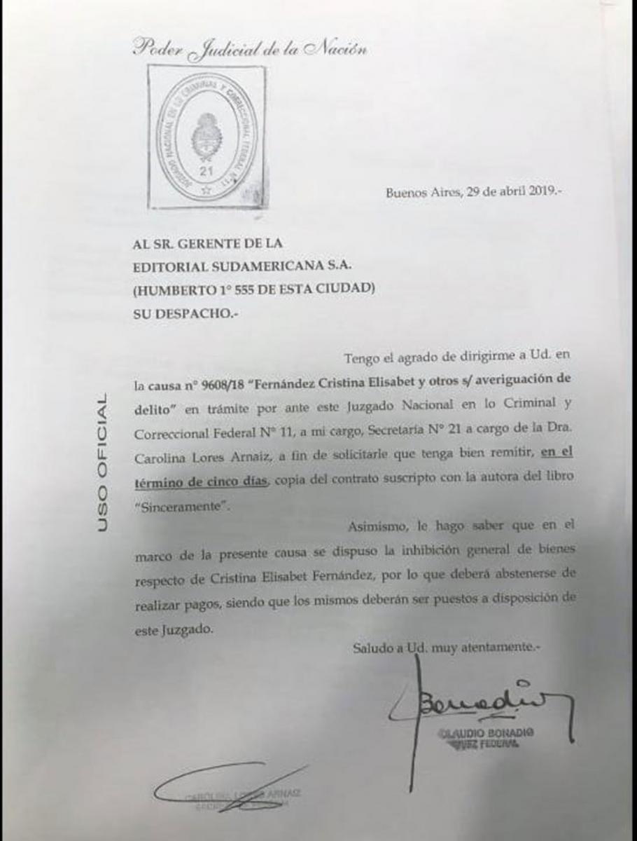 Bonadío quiere embargar lo recaudado por el libro de Cristina Kirchner