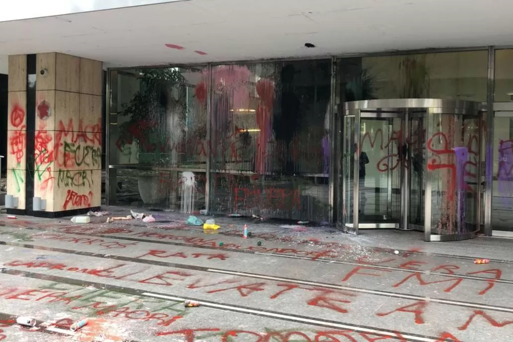 Paro nacional: violentaron el edificio del banco que mide el riesgo país