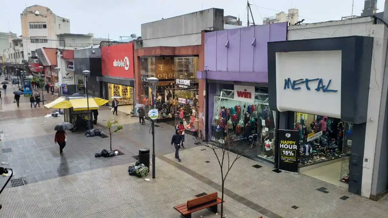 Dispar acatamiento al paro: comercios y oficinas públicas abiertas, bancos y escuelas cerrados