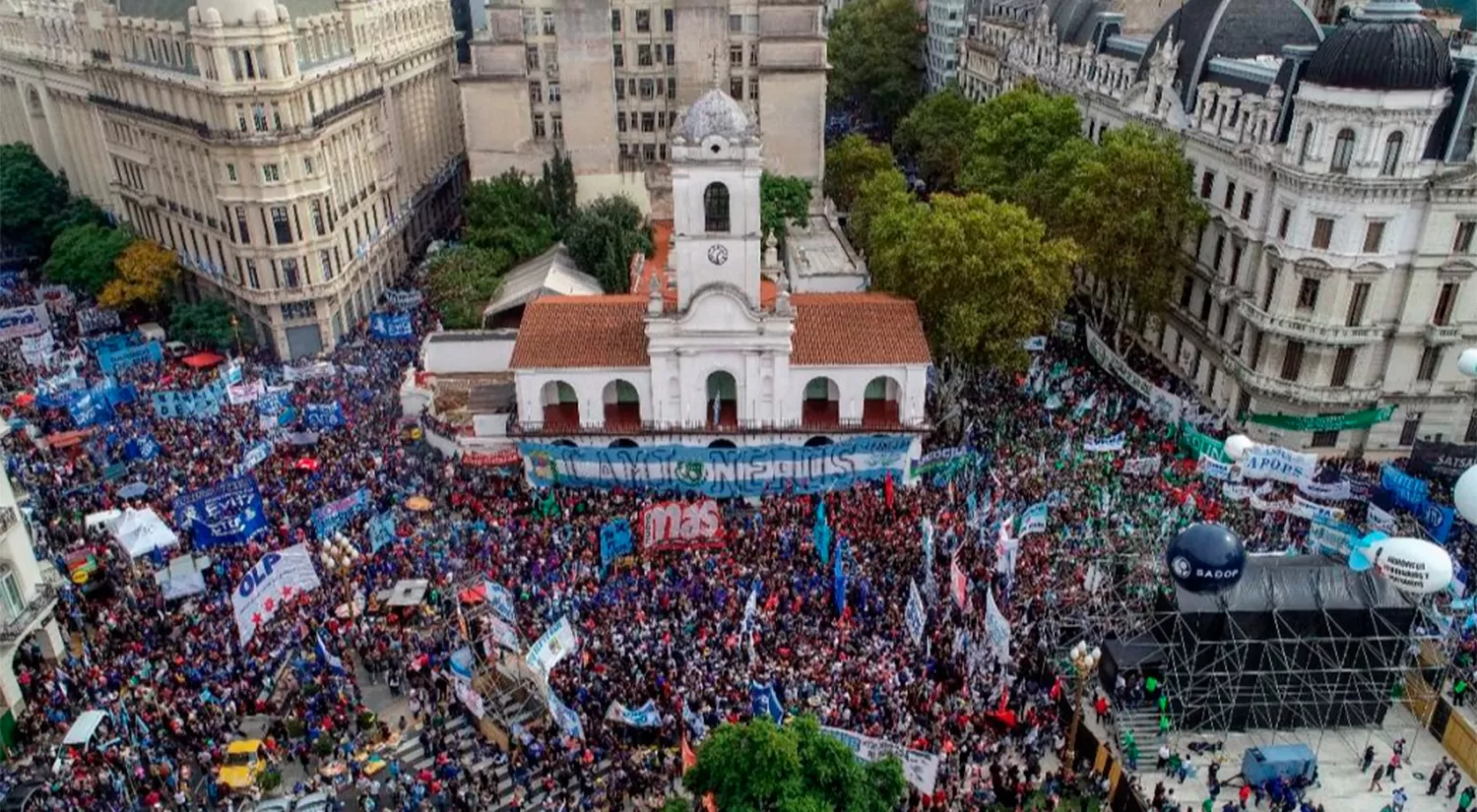 Con un masivo acto en la plaza de Mayo, repudiaron las políticas de Macri