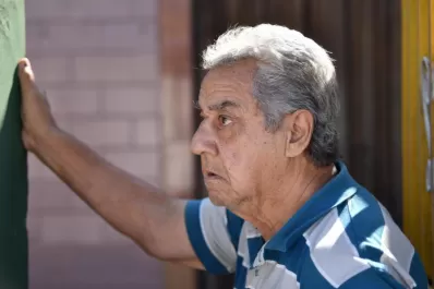 Le quisieron robar, se resistió y recibió un tiro en la espalda