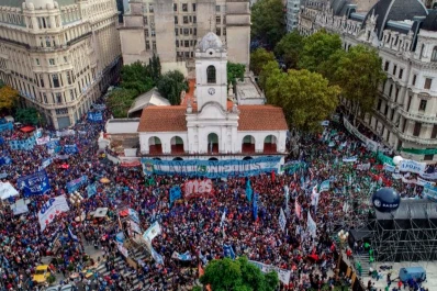 Con un masivo acto en la plaza de Mayo, repudiaron las políticas de Macri
