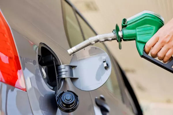 Por las subas de precios, volvió a caer fuerte el consumo de combustibles