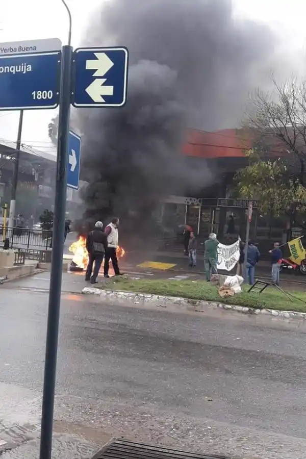 Por el paro, protestan y cortan calles en varios puntos de la provincia