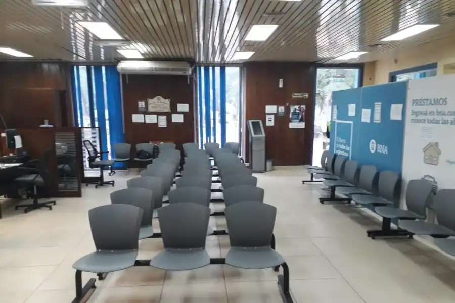 Dispar acatamiento al paro: comercios y oficinas públicas abiertas, bancos y escuelas cerrados