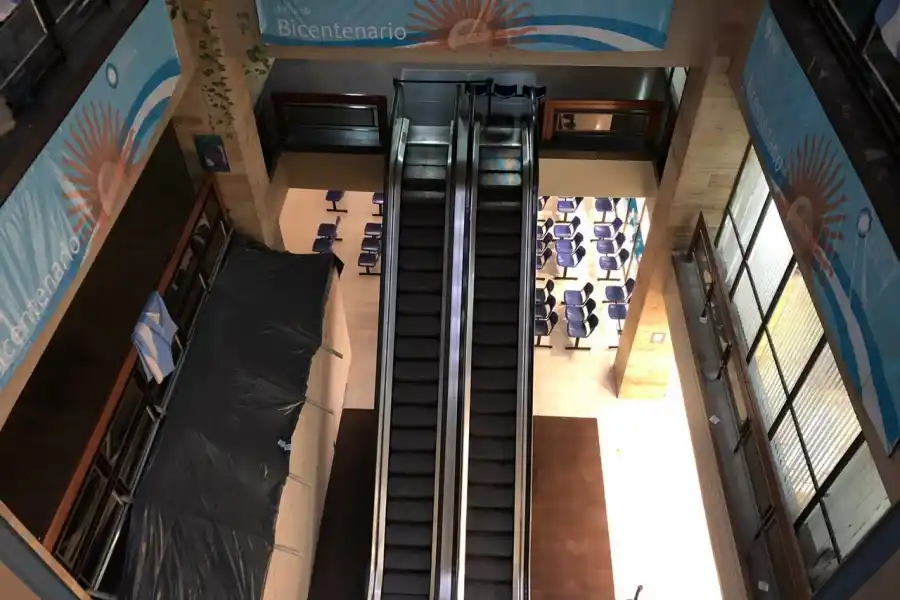 Dispar acatamiento al paro: comercios y oficinas públicas abiertas, bancos y escuelas cerrados