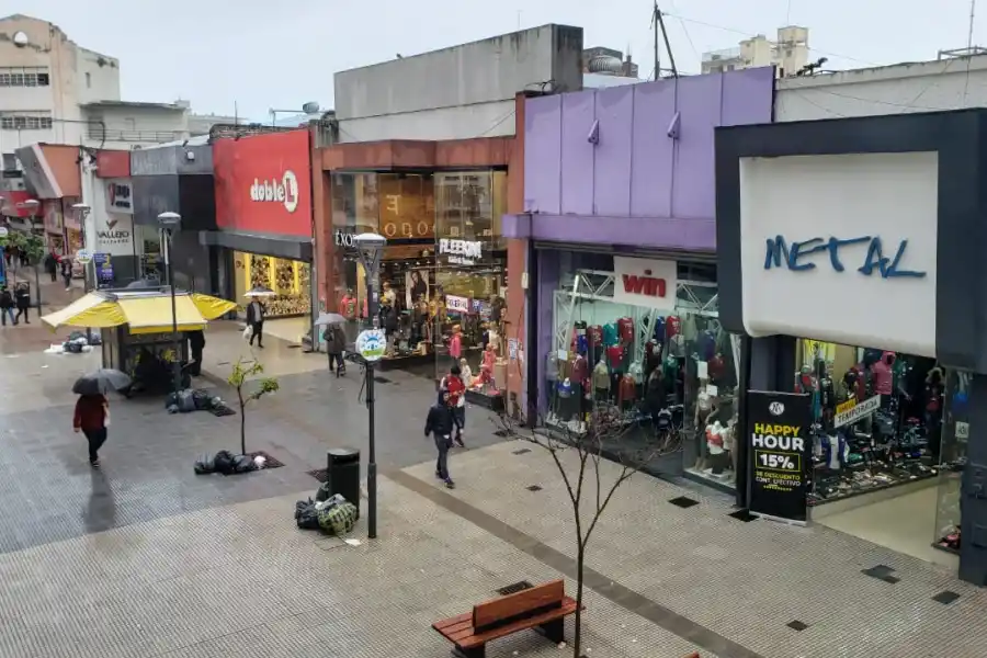 Dispar acatamiento al paro: comercios y oficinas públicas abiertas, bancos y escuelas cerrados