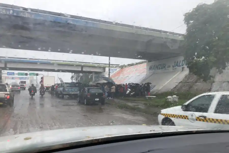 Dispar acatamiento al paro: comercios y oficinas públicas abiertas, bancos y escuelas cerrados