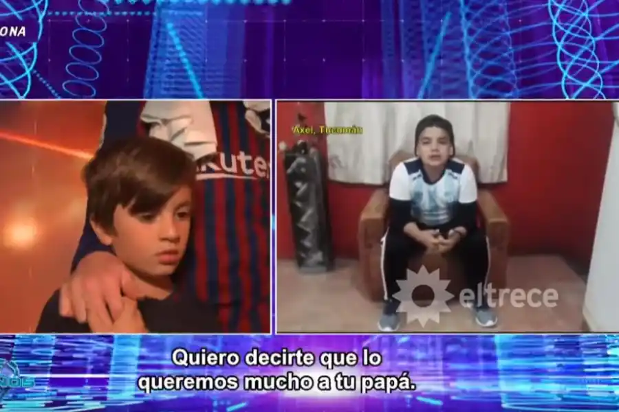 ATENTO. Thiago mira el video de Axel, hincha de Atlético. CAPTURA DE VIDEO