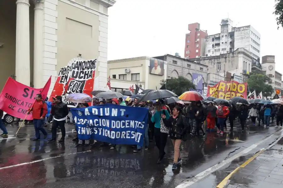 Por el paro, protestan y cortan calles en varios puntos de la provincia