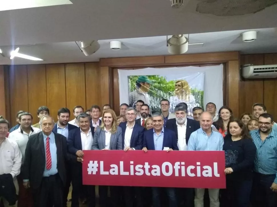 PRESENTACIÓN. Dirigentes y jóvenes profesionales conforman la lista oficial capitalina de Vamos Tucumán para aspirar a la Legislatura y al Concejo.  