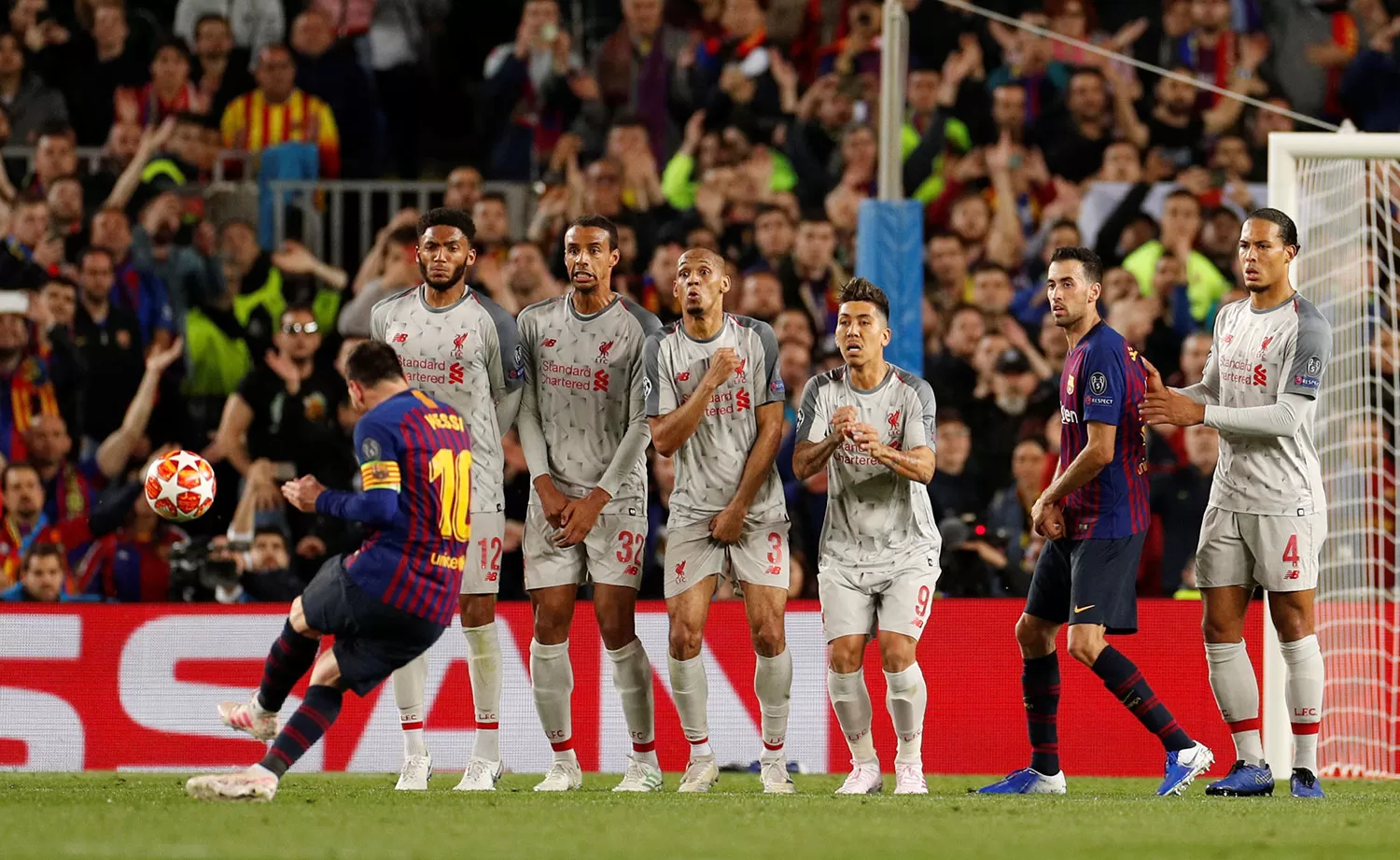 DESTINO DE RED. Messi ya sacó el zurdazo que ingresará en el ángulo para marcar el 3 a 0 de Barcelona sobre Liverpool, en la ida de la semifinal de la Liga de Campeones. La revancha se jugará el martes.