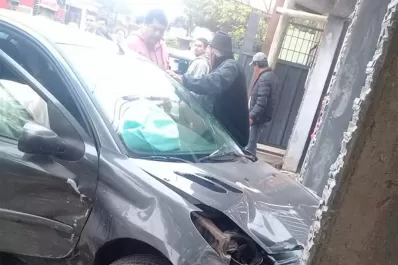 Un auto trepó a la vereda y se incrustó en una casa