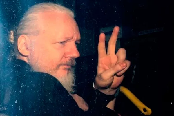 Julian Assange fue condenado a casi un año de cárcel