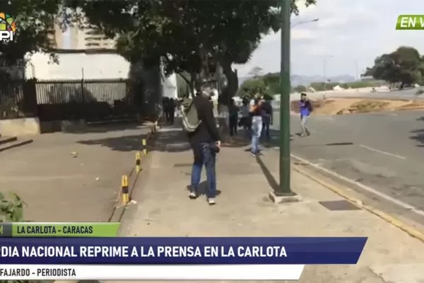 En vivo: militares chavistas reprimen con gases y tiros a opositores
