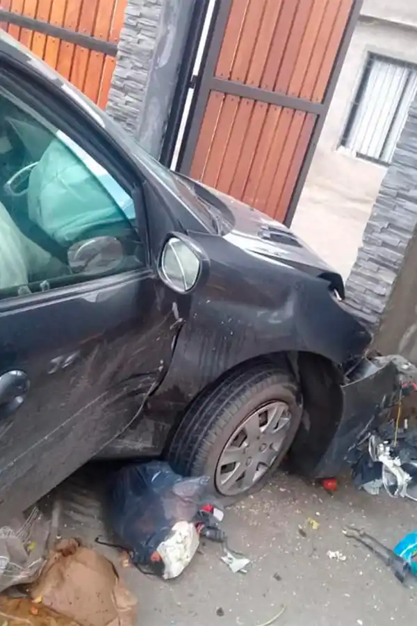 Un auto trepó a la vereda y se incrustó en una casa