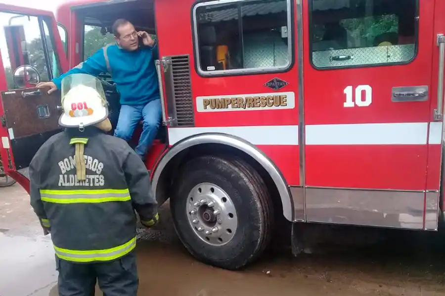 Un auto trepó a la vereda y se incrustó en una casa