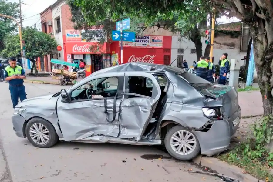 Un patrullero que se dirigía a un operativo protagonizó un triple choque