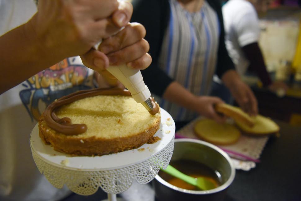 Les regalan la torta de cumple a los chicos que menos tienen