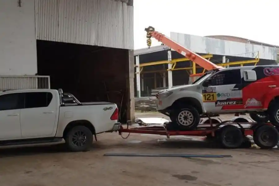 LISTA. La camioneta de los Bollero subida en el trailer para viajar. El binomio planea llegar hoy. prensa bollero