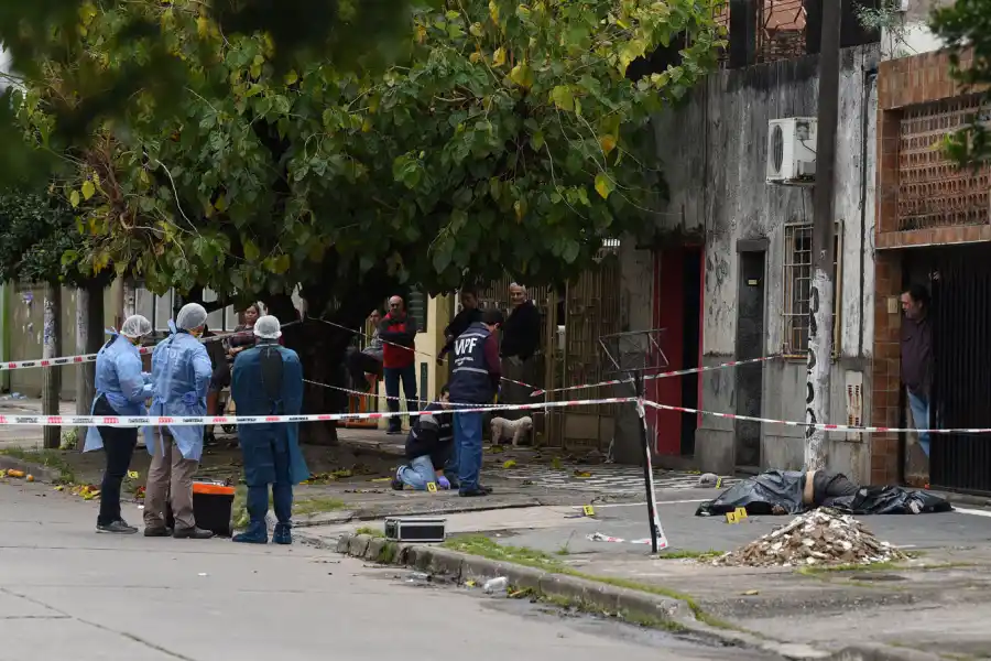 INVESTIGACIÓN. Un cuerpo apareció en una vereda de una casa en Villa 9 de Julio.