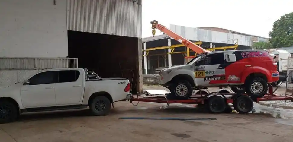 LISTA. La camioneta de los Bollero subida en el trailer para viajar. El binomio planea llegar hoy. prensa bollero