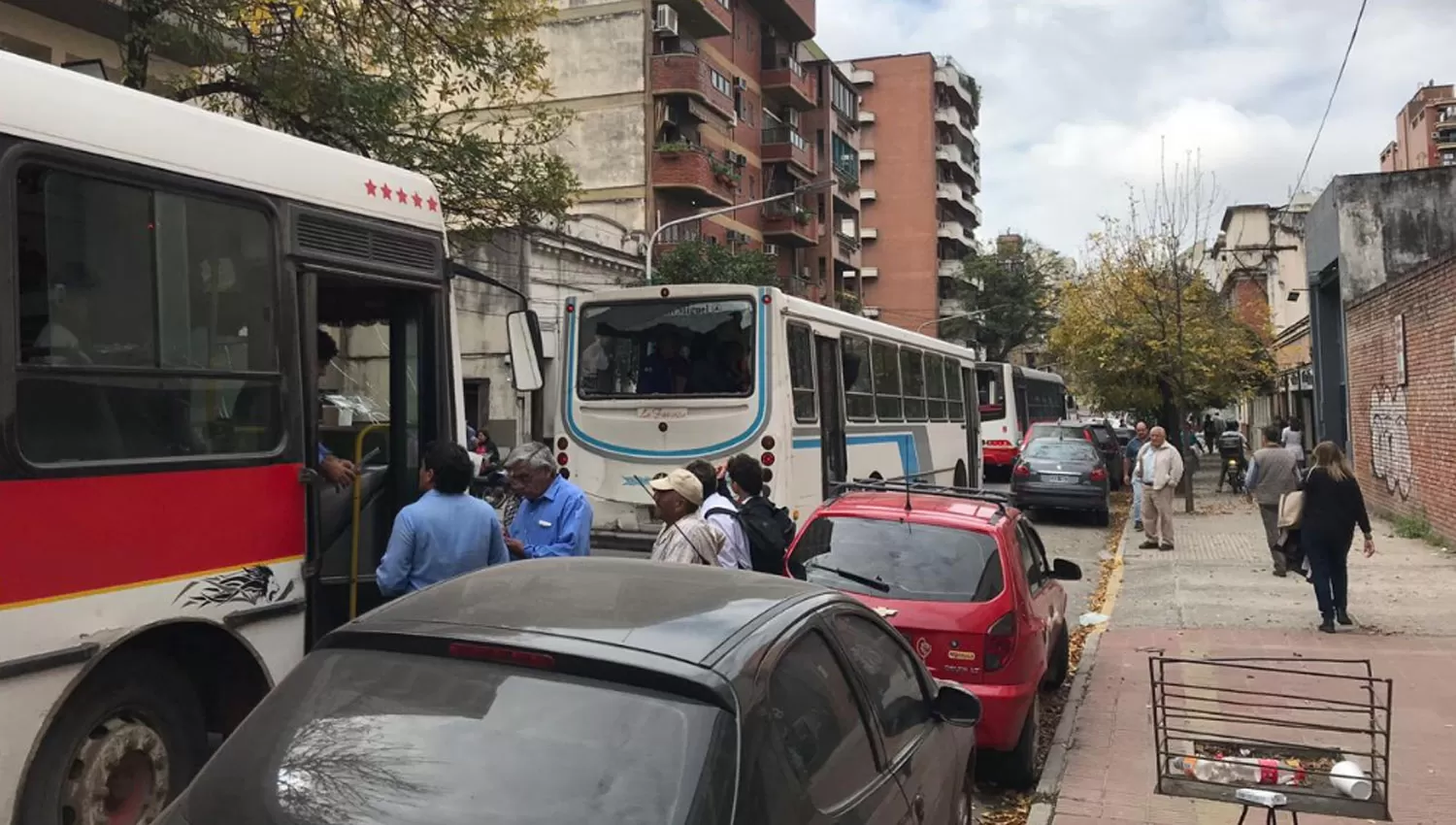 FALLO DE CÁLCULOS. Uno de los colectivos embistió a los otros dos por detrás.