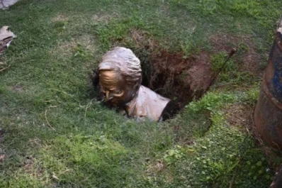 Destrozaron y enterraron un busto de Néstor Kirchner