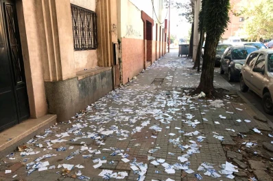 Luego de un acto político, la vereda quedó tapada de basura de todo tipo