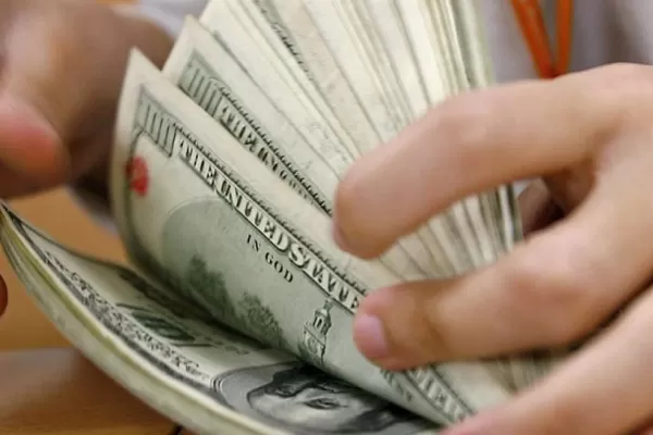 El dólar retrocedió 40 centavos, a $ 45,55, en línea con la región