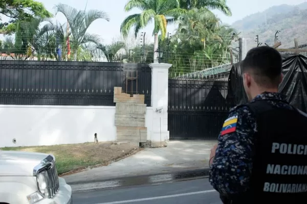 La Embajada de España limita la actividad política del líder opositor de Venezuela