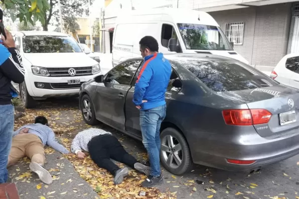Alerta por ladrones que usan inhibidores de alarma para robar en zonas de bancos y comercios