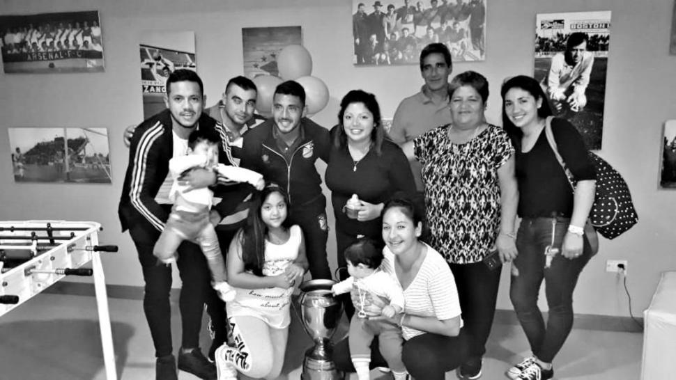 REENCUENTRO. Jesús Soraire pidió unos días de licencia, que le otorgó el técnico Sergio Rondina, para poder poder compartir con sus afectos la felicidad que vive ante el ascenso logrado con Arsenal. Arsenal FC.-