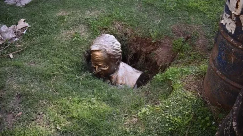 Destrozaron y enterraron un busto de Néstor Kirchner
